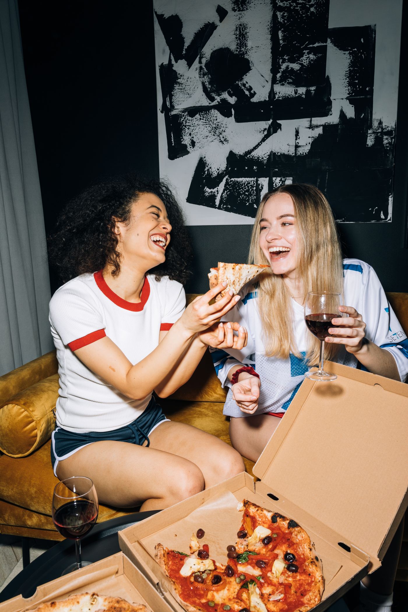 Vino e pizza tra amici