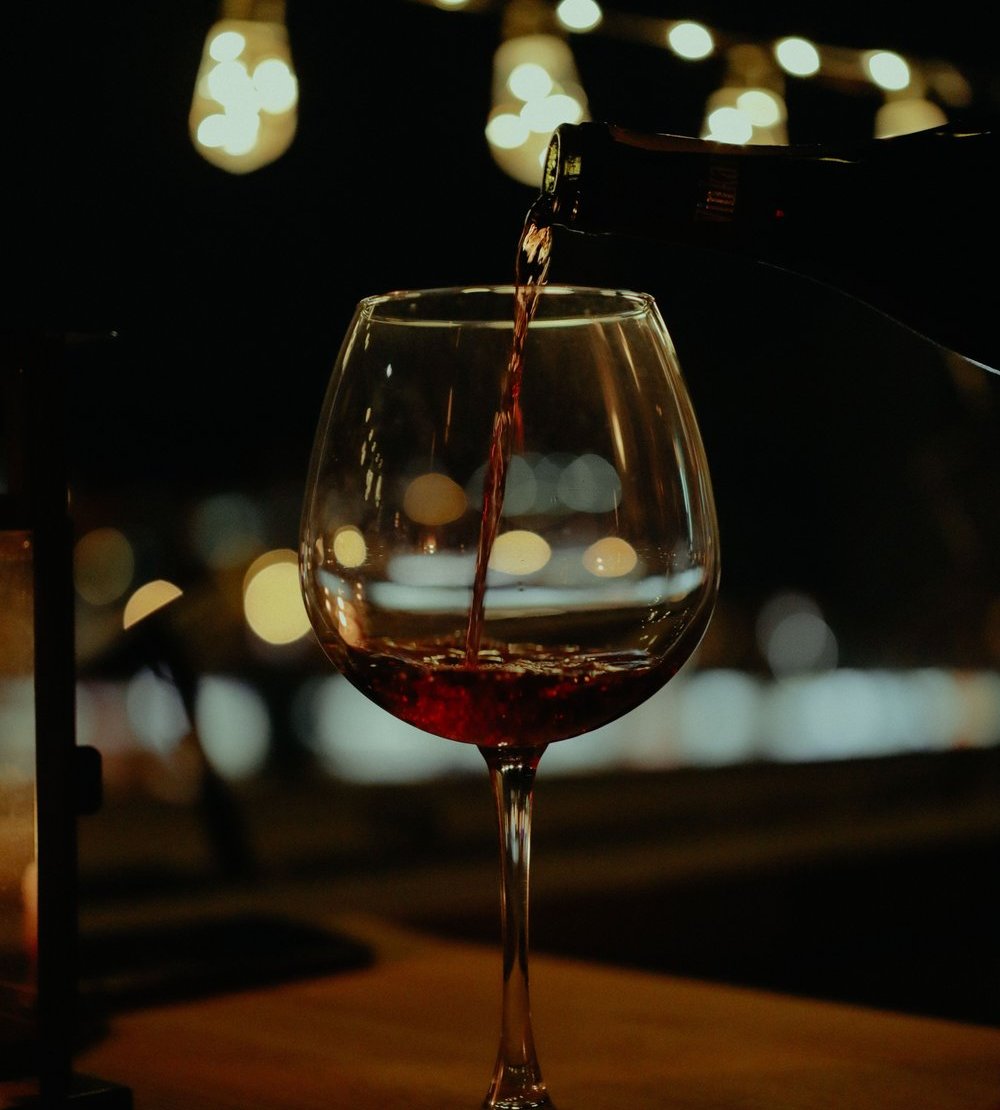 Bicchiere di vino tra le colline italiane